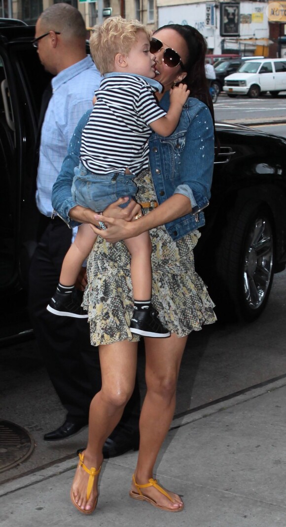 Robin Thicke avec sa femme Paula Patton et son fils Julian dans les rues de New York, le 31 juillet 2013.