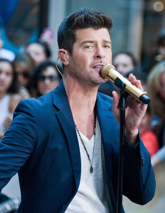 Robin Thicke en concert au "Today Show" au Rockefeller Plaza à New York, le 30 juillet 2013.