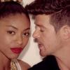 Robint Thicke dans son clip Blurred Lines, dévoilé le 20 mars 2013.