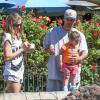 Kevin Federline et sa chérie Victoria Price se sont promenés avec leur fille Jordan, qui observe une tortue, à Calabasas Commons à Los Angeles, le 9 juin 2013.