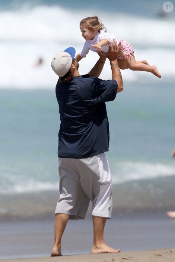 Kevin Federline sur la plage en famille avec sa fille Jordan et sa femme Victoria Prince, à Los Angeles, le 22 juin 2013.