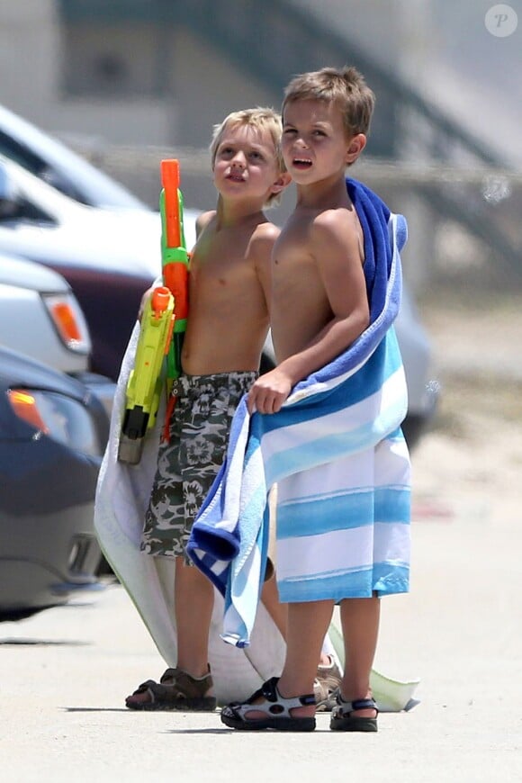 Sean Preston et Jayden James, les fils de Britney Spears passent la journée à la plage avec leur père Kevin Federline et sa chérie Victoria Prince, à Los Angeles, le 22 juin 2013.