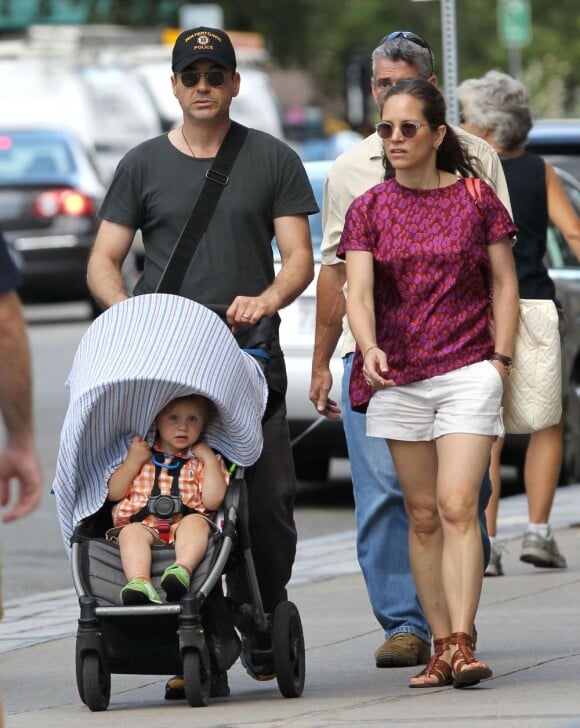 Exclusif - Robert Downey Jr. se promène avec sa femme Susan et leur fils Exton à Boston, le 10 août 2013.
