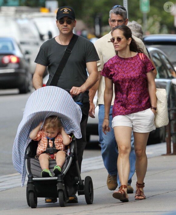 Exclusif - Robert Downey Jr. avec sa femme Susan et leur fils Exton dans les rues de Boston, le 10 août 2013.