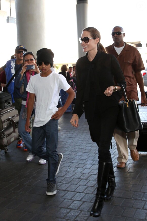 Angelina Jolie radieuse avec Maddox au LAX Airport de Los Angeles, le 11 août 2013.