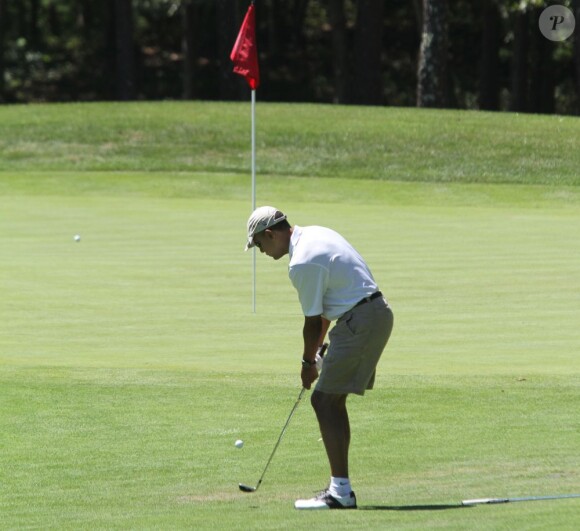 Barack Obama concentrée lors d'une partie de golf en vacances sur le Farm Neck Golf Club de Oak Bluffs, le 11 août 2013