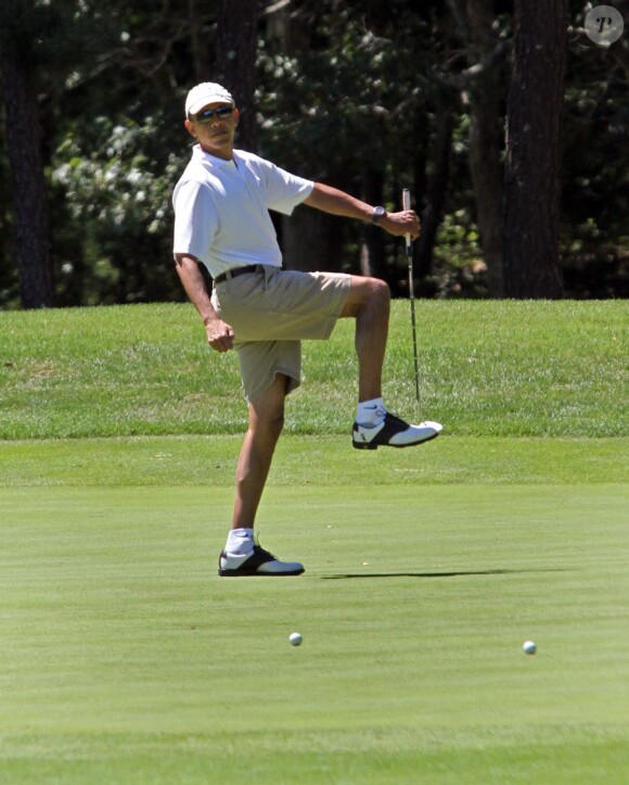 Barack Obama en vacances en pleine partie de golf sur le Farm Neck Golf Club de Oak Bluffs, le 11 août 2013