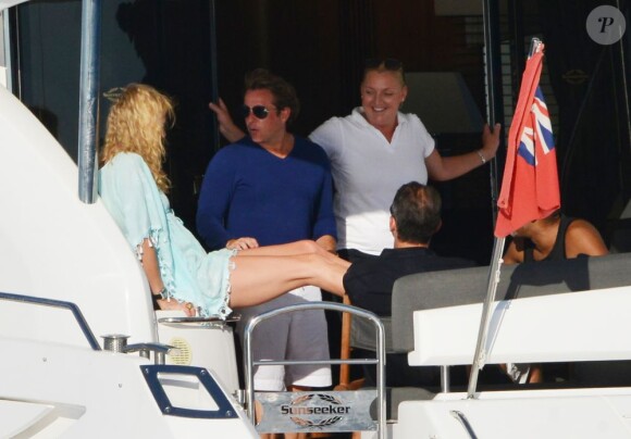 L'ancien top Jodie Kidd arrive avec des amis au Nikki Beach de Saint-Tropez le 11 août 2013