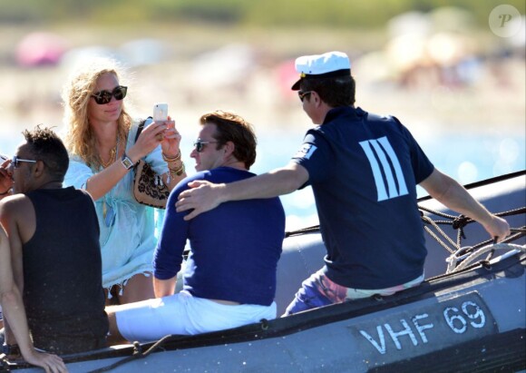 L'ancien top Jodie Kidd arrive au Nikki Beach de Saint-Tropez le 11 août 2013 par une belle journée estivale