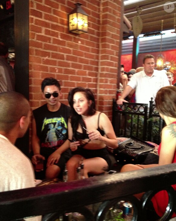Lady Gaga s'éclate au bar The Abbey à West Hollywood, Los Angeles. Le 11 août 2013
