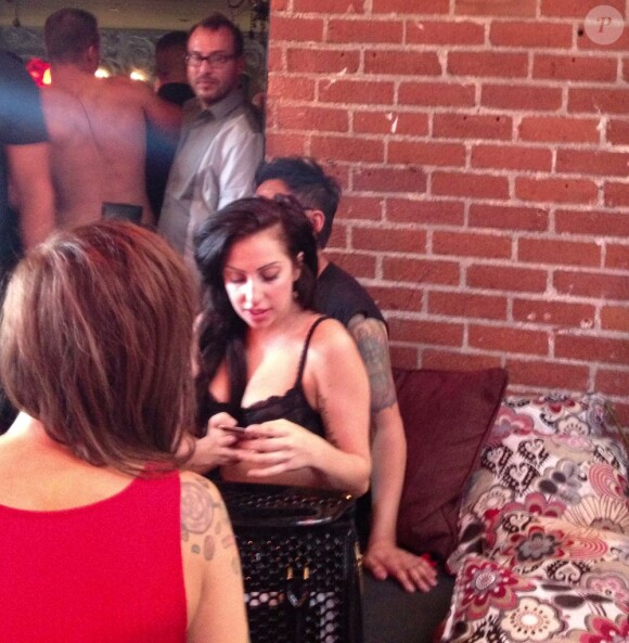 Lady Gaga à moitié nue s'éclate au bar The Abbey à West Hollywood, Los Angeles. Le 11 août 2013