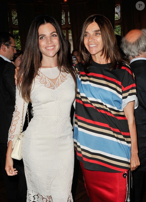 Julia Restoin Roitfeld et sa mère Carine lors de la soirée Savelli à Paris, le 3 juillet 2013.