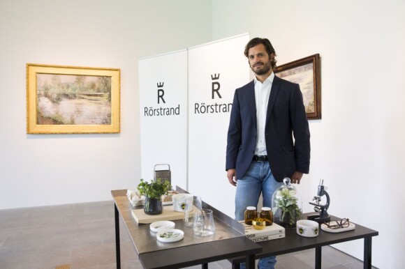 Le prince Carl Philip de Suède présentait le 12 août 2013 à Stockholm une collection de porcelaine de la marque Rörstrand figurant cinq motifs d'espèces animales et végétales menacées, répertoriées sur la liste rouge de l'agence suédoise pour la protection de l'environnement.