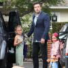 Ben Affleck en compagnie de ses deux adorables filles, Violet et Seraphina, qui s'amusent avec leur chien, à Brentwood, le 13 août 2013