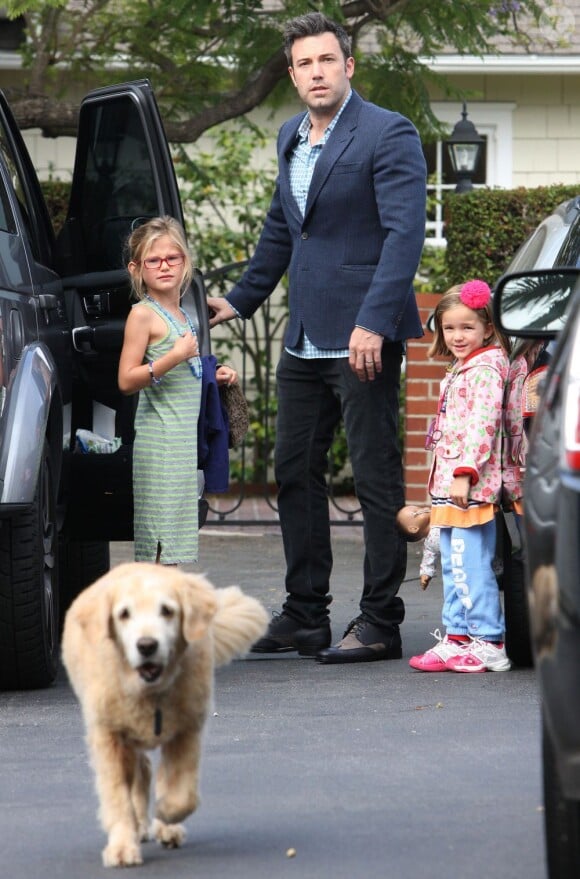 Ben Affleck en compagnie de ses deux adorables filles, Violet et Seraphina, qui s'amusent avec leur chien, à Brentwood, le 13 août 2013