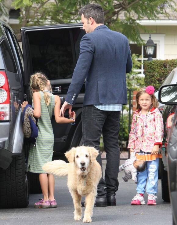 Ben Affleck en compagnie de ses filles, Violet et Seraphina, qui s'amusent avec leur beau chien, à Brentwood, le 13 août 2013