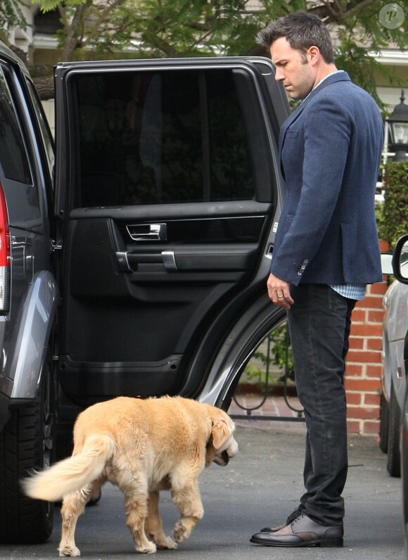 Ben Affleck en compagnie de ses filles, Violet et Seraphina, qui s'amusent avec leur chien, à Brentwood, le 13 août 2013