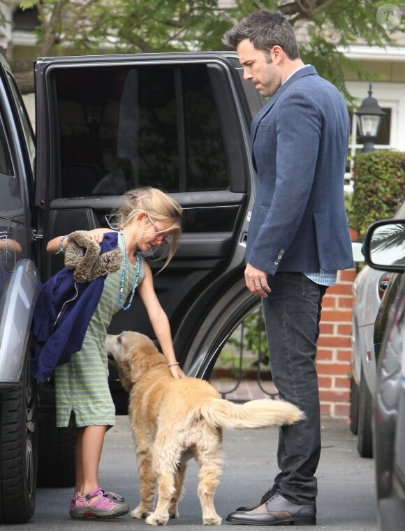 Ben Affleck en compagnie de ses ravissantes filles, Violet et Seraphina, qui s'amusent avec leur chien, à Brentwood, le 13 août 2013