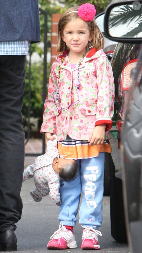 Ben Affleck en compagnie de ses filles, Violet et Seraphina, qui s'amusent avec leur chien, à Brentwood, le 13 août 2013 - Seraphina toujours aussi jolie