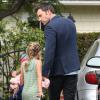 Ben Affleck en compagnie de ses filles, Violet et Seraphina, qui s'amusent avec leur chien, à Brentwood, le 13 août 2013