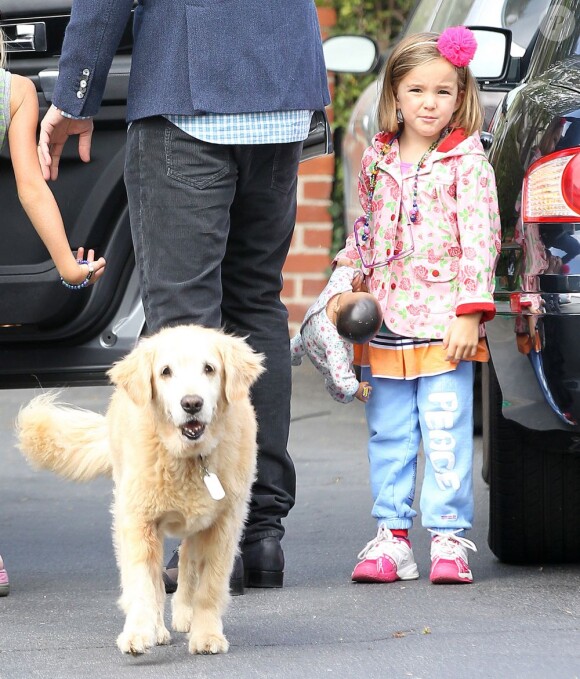 Ben Affleck emmène ses filles Violet et Seraphina à Pacific Palisades avec leur chien, à Los Angeles, le 13 août 2013