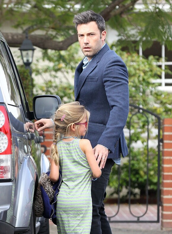 Ben Affleck emmène ses filles Violet et Seraphina à Pacific Palisades avec leur chien, à Los Angeles, le 13 août 2013