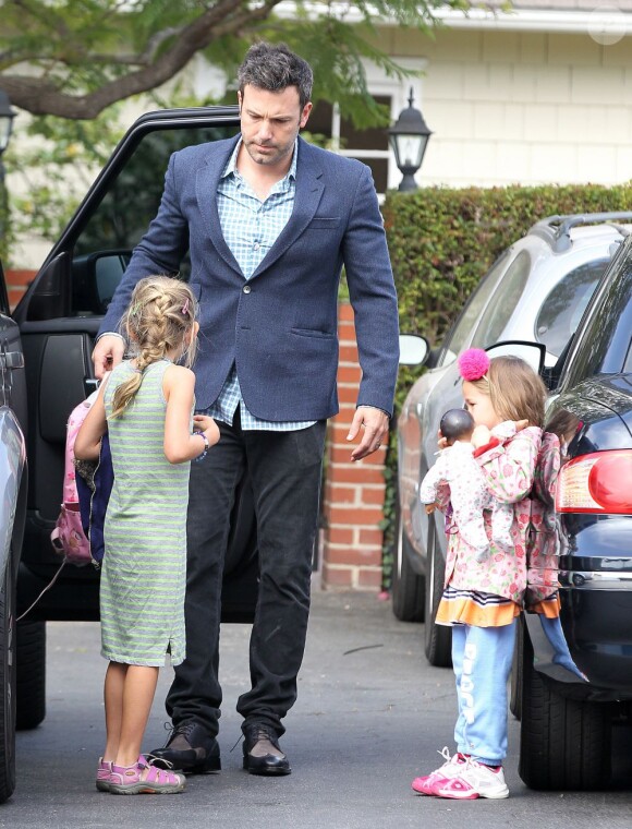 Ben Affleck emmène ses filles Violet et Seraphina à Pacific Palisades avec leur chien, à Los Angeles, le 13 août 2013