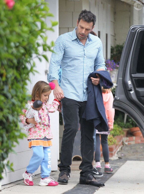 Le séduisant Ben Affleck emmène ses filles Violet et Seraphina à Pacific Palisades avec leur chien, à Los Angeles, le 13 août 2013