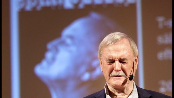 John Cleese : Emu par la mort de son ex-femme Barbara, son hommage touchant