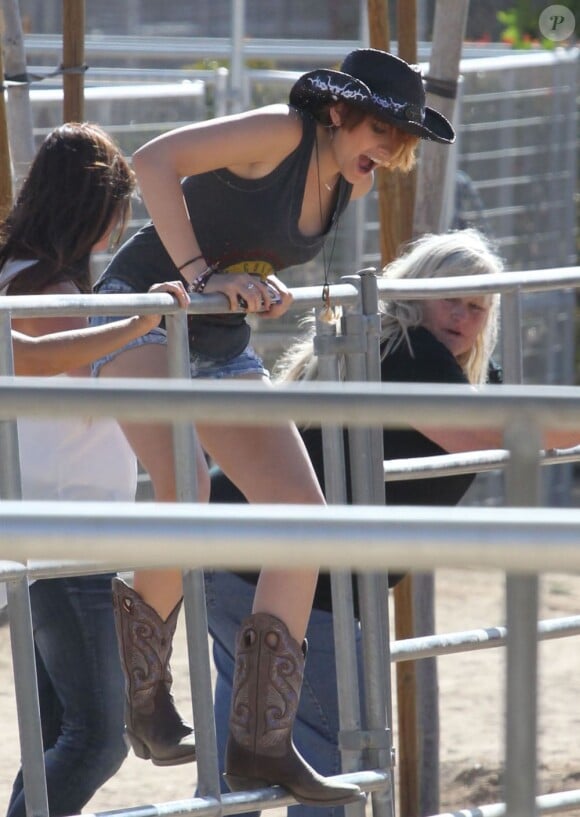 Debbie Rowe avec sa fille Paris Jackson dans un ranch de Palmdale, le 26 mai 2013. L'ex-épouse de Michael Jackson était appelée à témoigner au procès d'AEG les 14 et 15 août.