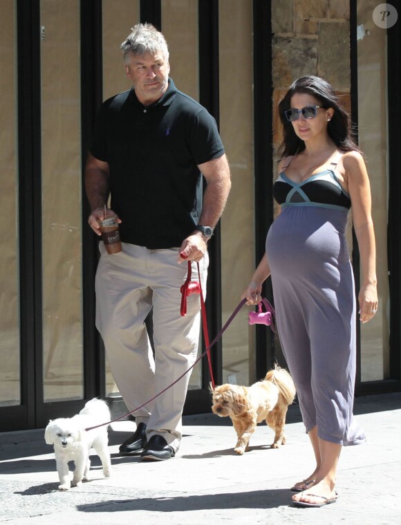 Alec Baldwin et sa femme Hilaria Thomas, très enceinte, dans les rues de New York, le 15 août 2013.