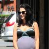 Hilaria Thomas, très enceinte, dans les rues de New York, le 15 août 2013.