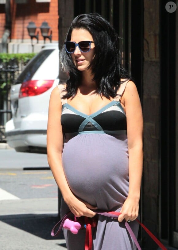Hilaria Thomas, très enceinte, dans les rues de New York, le 15 août 2013.