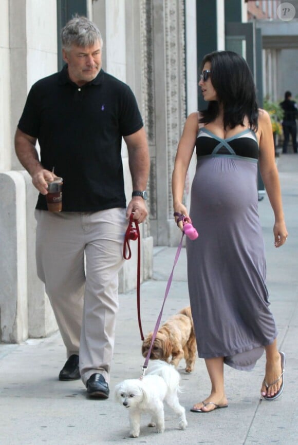 Alec Baldwin et sa femme Hilaria Thomas, très enceinte, promènent leurs chiens à New York, le 15 août 2013.