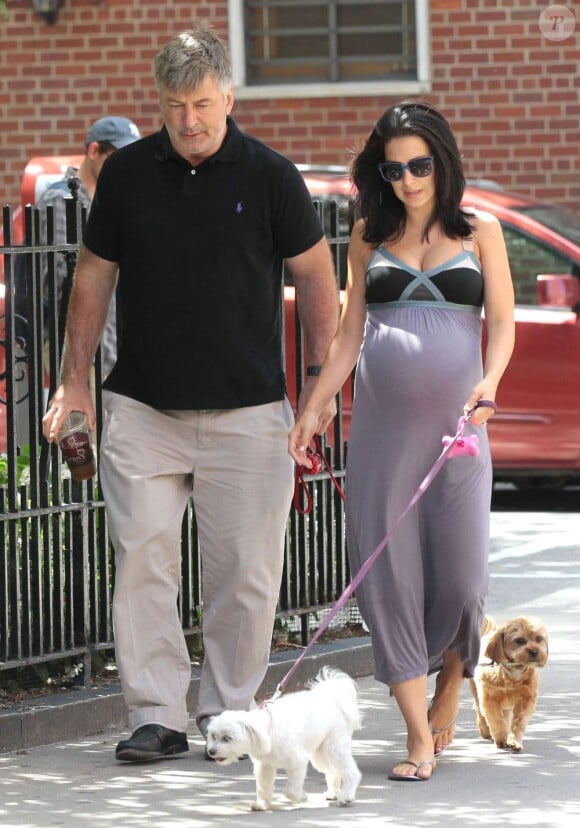 Alec Baldwin et sa femme Hilaria Thomas dans les rues de New York, le 15 août 2013.