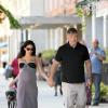 Alec Baldwin et sa femme Hilaria Thompson, enceinte, se baladent avec leurs chiens dans les rues de New York, le 15 août 2013.