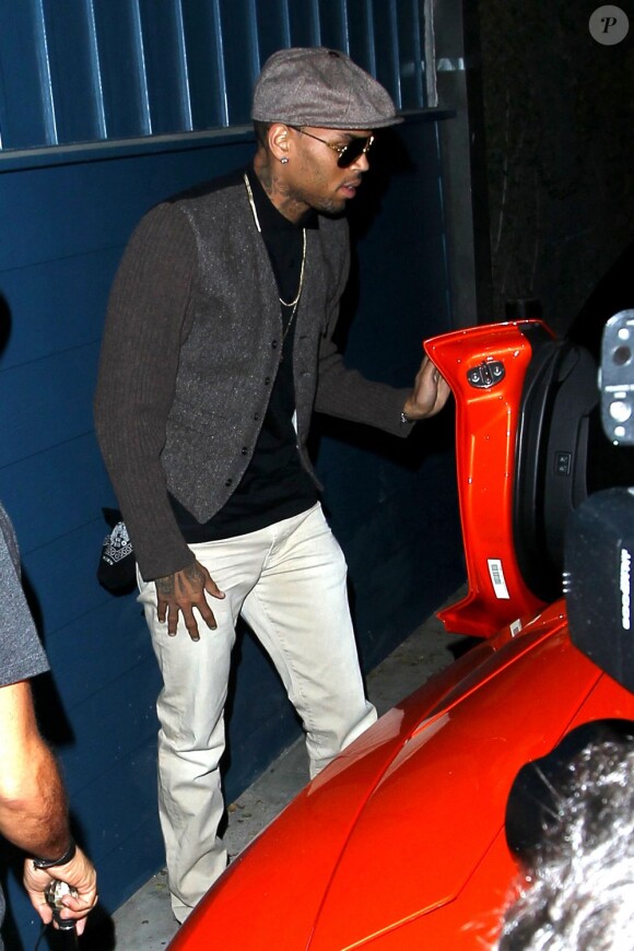 Chris Brown remonte à bord de sa Lamborghini après une soirée au Hooray Henry's à West Hollywood. Le 15 août 2013.