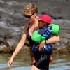Exclusif - Charlize Theron se baigne avec son fils Jackson pendant ses vacances à Hawaï, le 8 août 2013.
