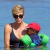 Exclusif - Charlize Theron se baigne avec son fils Jackson pendant ses vacances à Hawaï, le 8 août 2013.