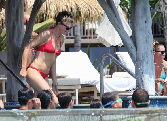 Exclusif - Charlize Theron barbote et s'amuse dans la piscine avec son fils Jackson pendant ses vacances à Hawaï, le 8 août 2013.