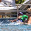 Exclusif - Charlize Theron barbote et s'amuse dans la piscine avec son fils Jackson pendant ses vacances à Hawaï, le 8 août 2013.