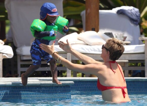 Exclusif - Charlize Theron avec son fils Jackson pendant ses vacances à Hawaï, le 8 août 2013.