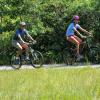Le président Barack Obama fait du vélo avec sa fille Malia pendant ses vacances sur l'île de Martha's Vineyard, le 16 août 2013.