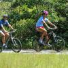 Le président Barack Obama fait du vélo avec sa fille Malia pendant ses vacances sur l'île de Martha's Vineyard, le 16 août 2013.