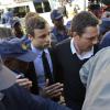 Oscar Pistorius arrive au tribunal de Pretoria lundi 19 août 2013, pour entendre les charges retenues contre lui et la date de son procès.