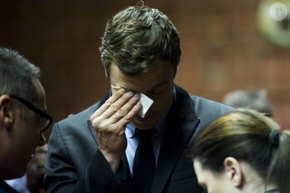 Oscar Pistorius,en pleurs, au tribunal de Pretoria lundi 19 août 2013, pour entendre les charges retenues contre lui et la date de son procès.