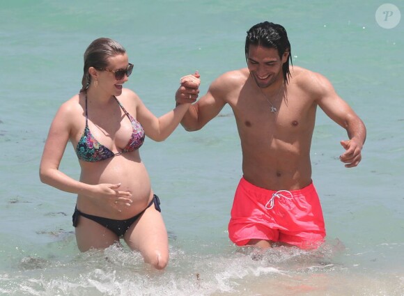 Radamel Falcao se baigne avec sa femme Lorelei Taron enceinte, lors de leurs vacances à Miami, le 18 Juin 2013.