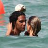 Radamel Falcao se baigne avec sa femme Lorelei Taron enceinte, lors de leurs vacances à Miami, le 3 juillet 2013.