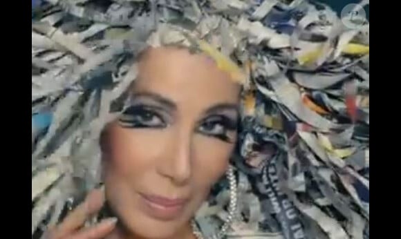 La chanteuse Cher dans le clip de son dernier single Woman's World.