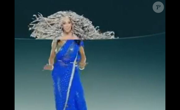 L'excentrique chanteuse Cher dans le clip de Woman's World.